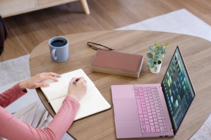 華碩Vivobook S14限定新色來襲 全金屬筆電輕巧便攜高顏值 甜美莓果粉牽動夢幻少女心