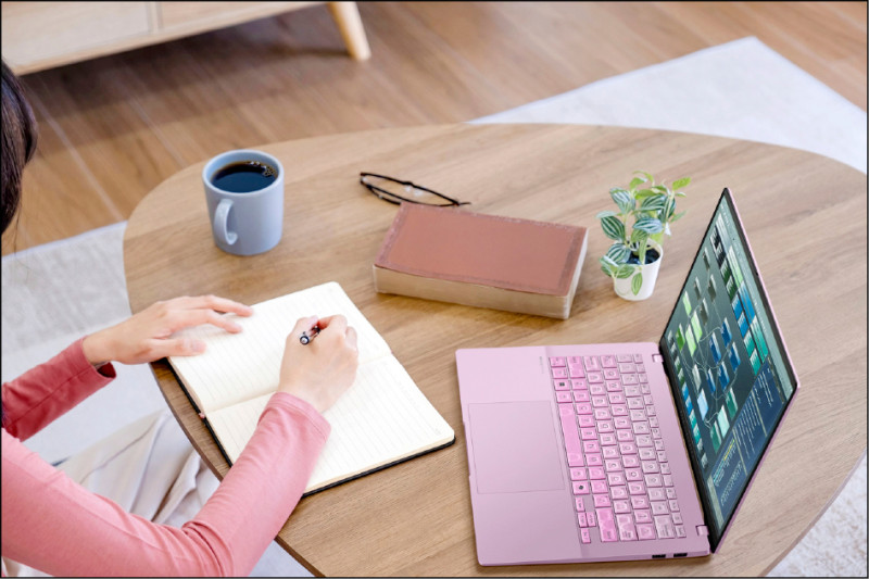 華碩推出Vivobook S14台灣限定新色「莓果粉」,粉嫩外型相當搶眼,40,999元起。