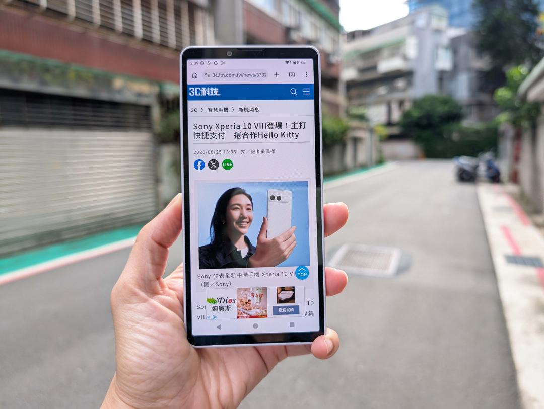 螢幕亮度提高50%，提升戶外觀看的清晰度。(圖／記者吳佩樺攝)

