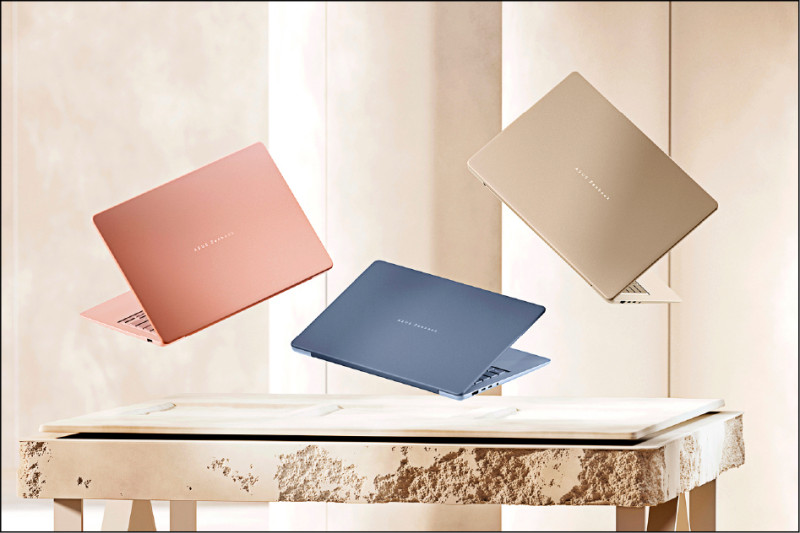 ASUS Zenbook 14推出莫蘭迪新色,呈現出優雅質感。圖左至右分別為珊瑚粉、極地藍、沙暮金,各44,999元起。