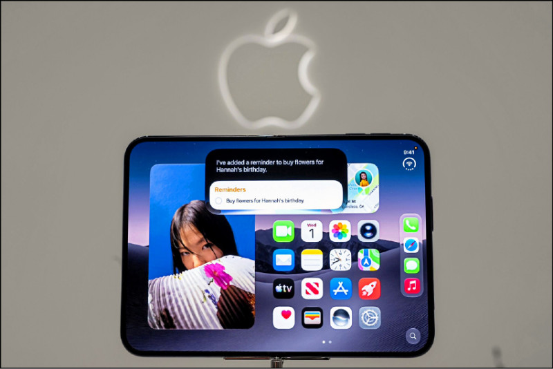 蘋果以首款iPhone Duo加入摺疊手機戰局，也為iPhone開啟全新產品線。（彭博）