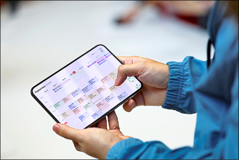 從外媒實機體驗照來看，iPhone Duo的摺痕已相當不明顯，但在特定角度或反光情況下仍可看見。（路透）