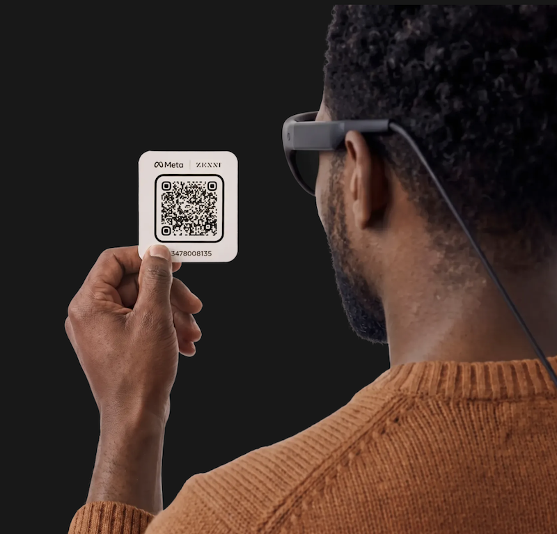 另一张图片则显示使用者以QR Code 对准装置进行扫描,同时可看到头戴装置后方,以及连接至左侧镜脚末端的外接运算盒线材。