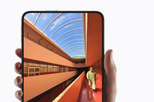 iPhone Duo 廣告手指太長遭質疑　Apple 被控修圖美化單手握持感