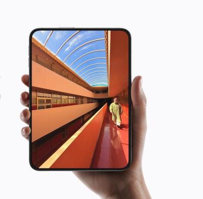 iPhone Duo 廣告手指太長遭質疑　Apple 被控修圖美化單手握持感