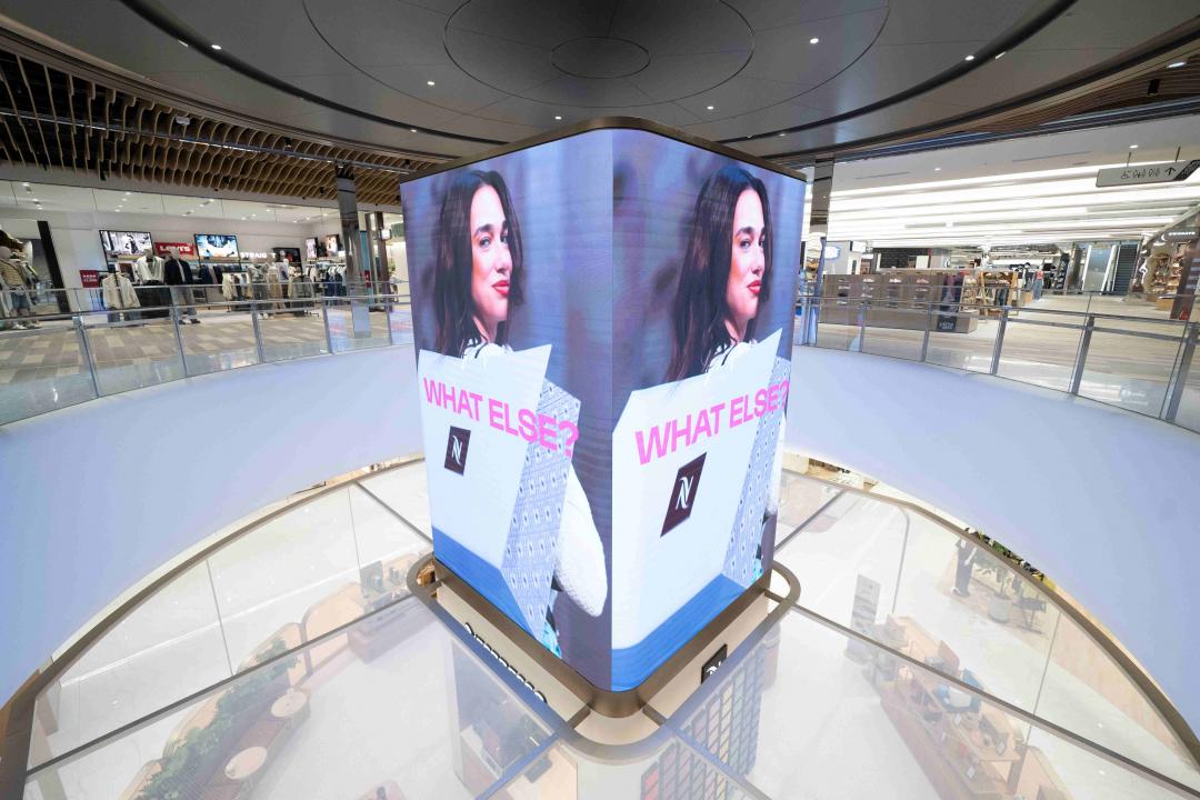店內結Garden City 360° LED 巨型螢幕和開放式咖啡展示空間。（圖／Nespresso）