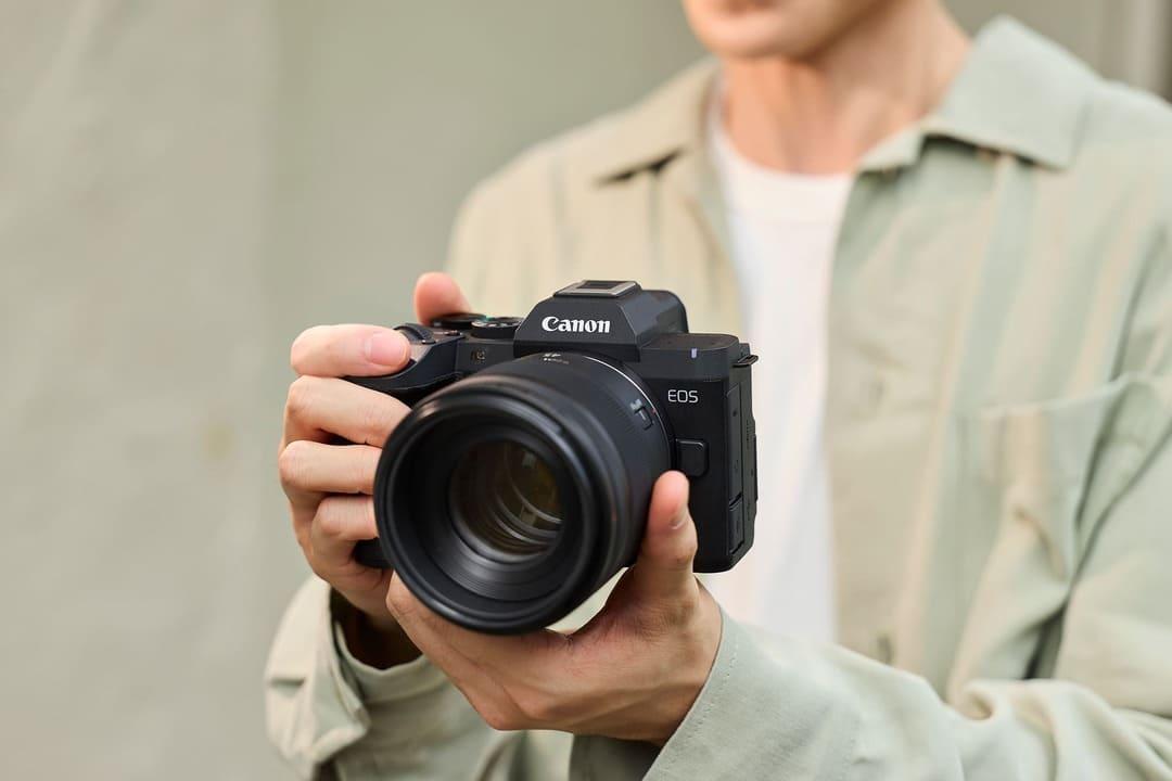 机身含电池与记忆卡仅约546 克,兼具极佳便携性与稳定握持感。 (图/Canon)