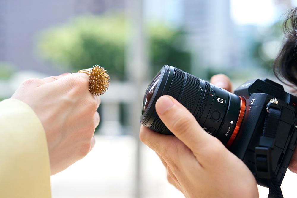 Sony全新魚眼變焦鏡頭FE 8-14mm F3.5 Fisheye G能以近距離拍攝呈現極具張力的魚眼視角，售價44,980元。
