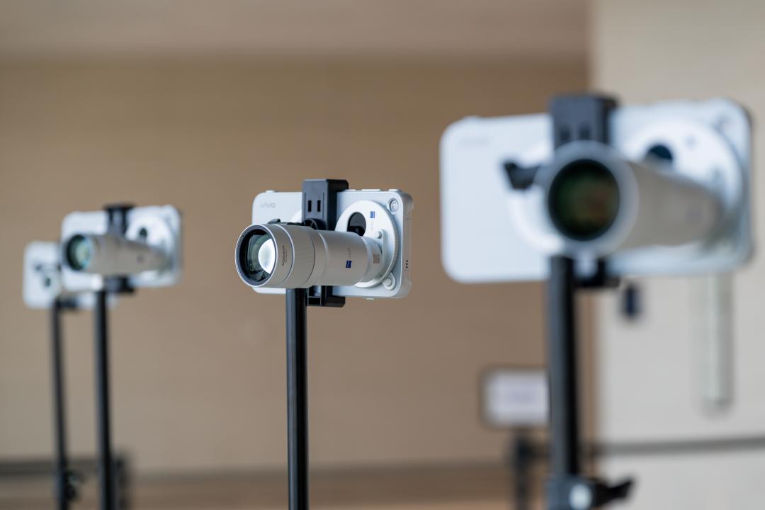 vivo X500系列延續遠距拍攝優勢，X500 Pro Max可搭配等效400mm增距鏡使用。(圖／vivo)

