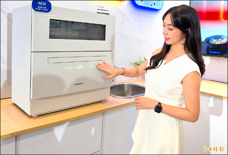 桌上型自動洗碗機NP-TMB1K5-1H採觸控式面板，洗完碗後開啟nanoe X，可維持最長30天防霉抑菌。（記者吳佩樺攝）