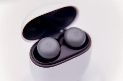 Google Pixel Buds迎5大新功能！睡著自動暫停、翻譯免拿手機