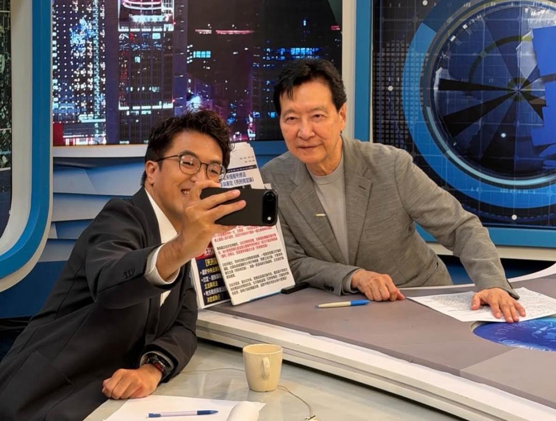 沈伯洋自拍手機被認出!網驚竟是近年最冷門iPhone