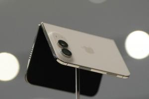 果粉太狂！iPhone Duo官網預購塞爆　頂規近12萬也秒殺