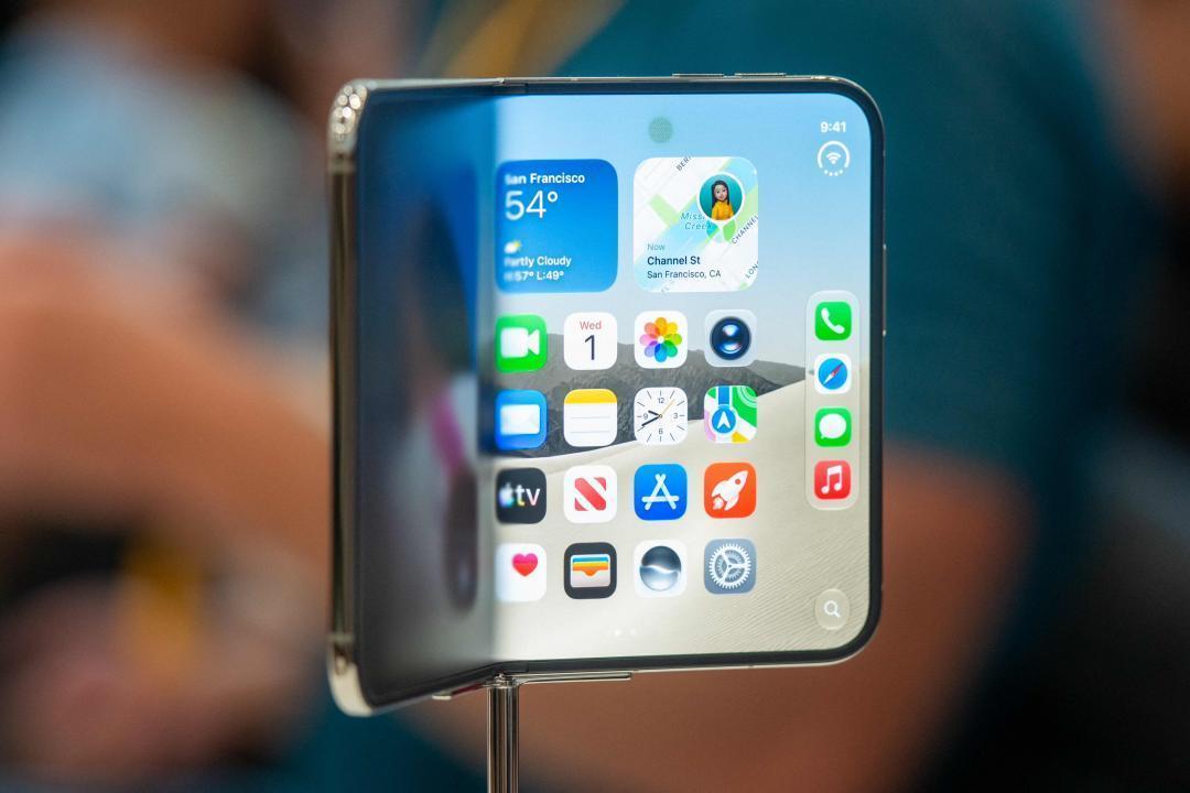 iPhone Duo原廠殼竟用背膠固定!轉軸處無防護 網友:工程災難