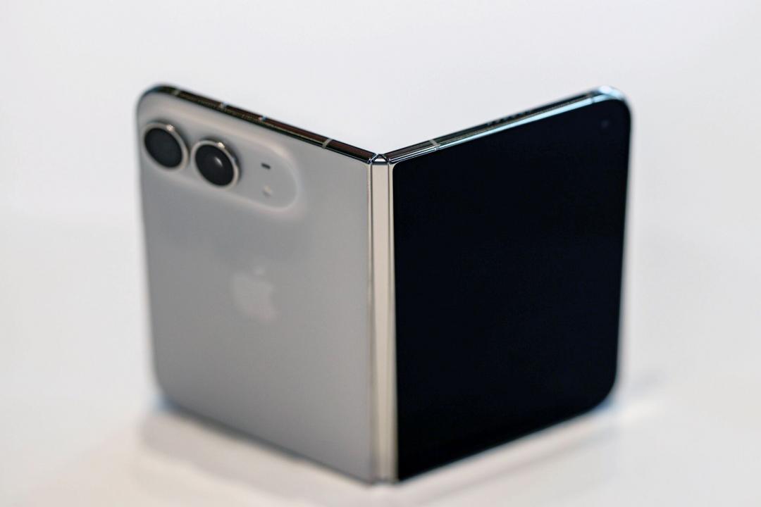iPhone Duo轉軸有異音、關不緊?蘋果官方:軟體無法修復