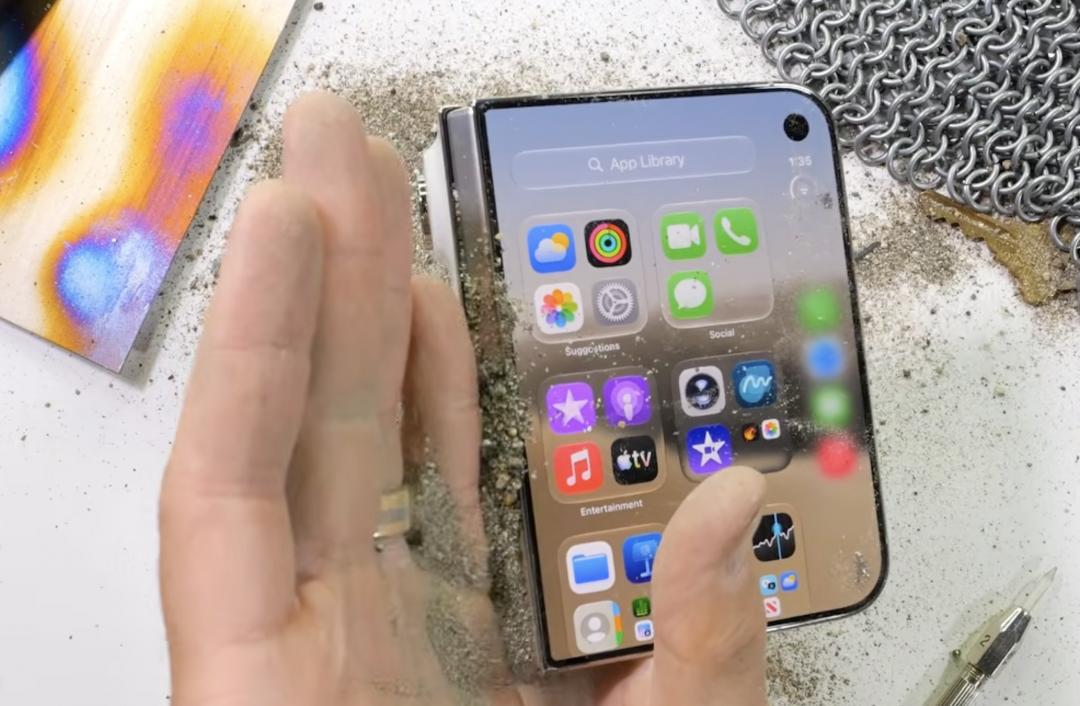 iPhone Duo沒有通過防塵考驗。（圖／翻攝YT）