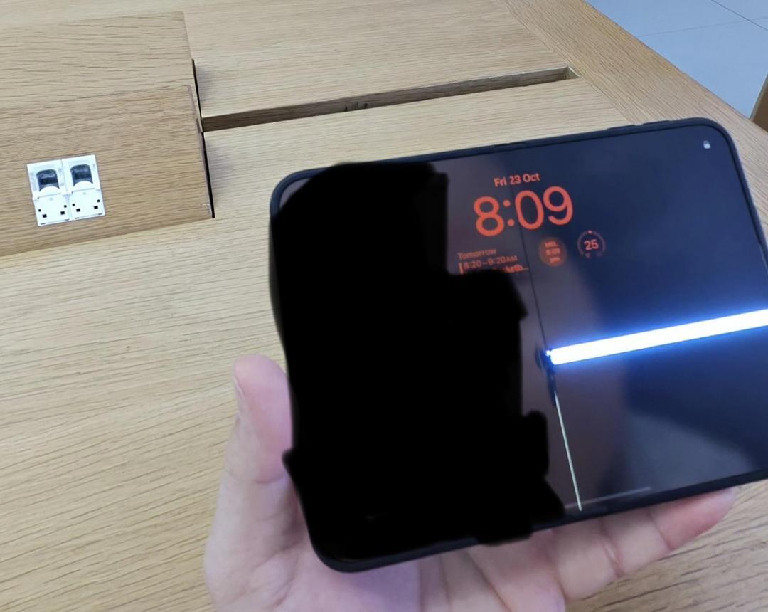 iPhone Duo內螢幕破裂災情，讓蘋果。（圖／翻攝網路）