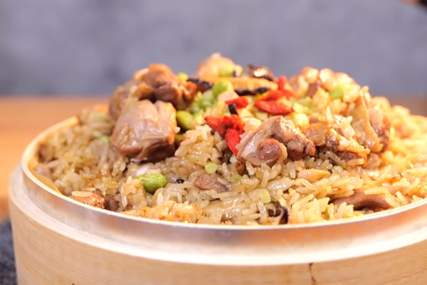 一鍋到底「麻油雞飯」冬天進補必學！芋頭、毛豆配料超澎湃