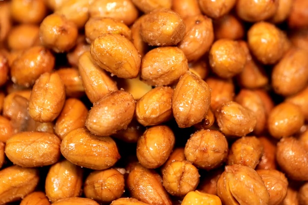 「油炸鹹花生」這樣做才酥脆！多一秘方更飄酒香