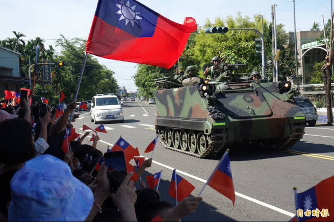 拿國旗有罪嗎？！漢光演習展現台灣軍民堅韌與愛國心