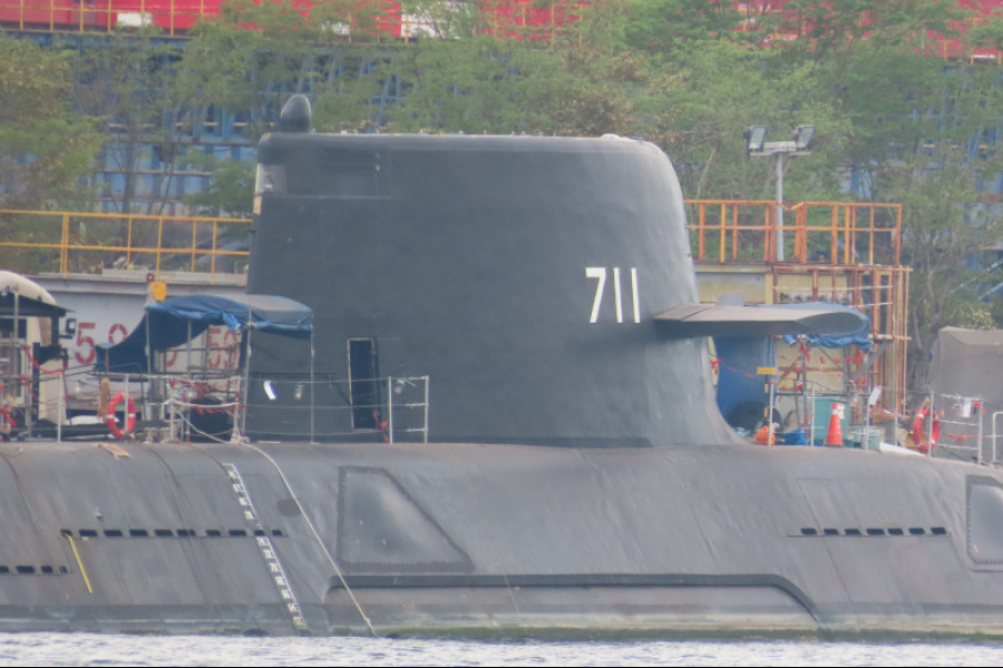 海鯤號潛艦拆鷹架、活動浮台 船迷問：5月可海測？