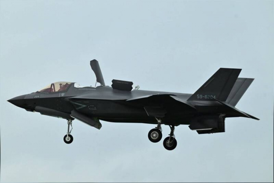 日空自首批三架F-35B戰機 「垂直降落」新田原基地