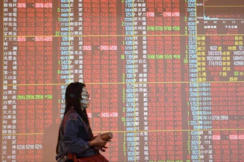 台股赴中倒退嚕 1/3賠到見底
