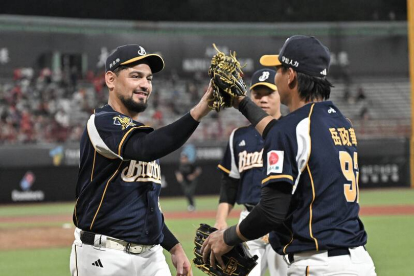勝騎士強投+岳政華豪打 兄弟躲過尷尬紀錄