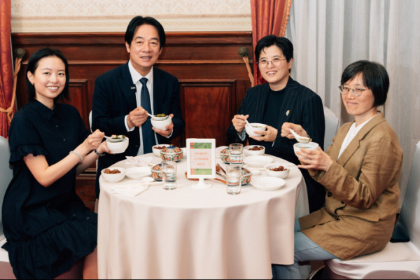 賴清德總統與楊双子、金翎茶敘 《臺灣漫遊錄》熱搜美食端進台北賓館