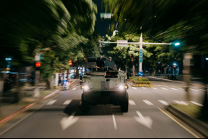 漢光42》直擊！賴清德首搭萬鈞車夜奔衡指所 雲豹甲車3路欺敵護送