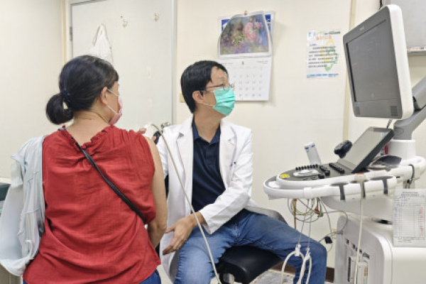 45歲上班族搬重物後手抬不起 竟是旋轉肌腱撕裂合併五十肩