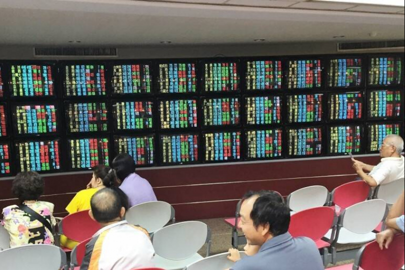 台股今日下跌242點 收在46940點