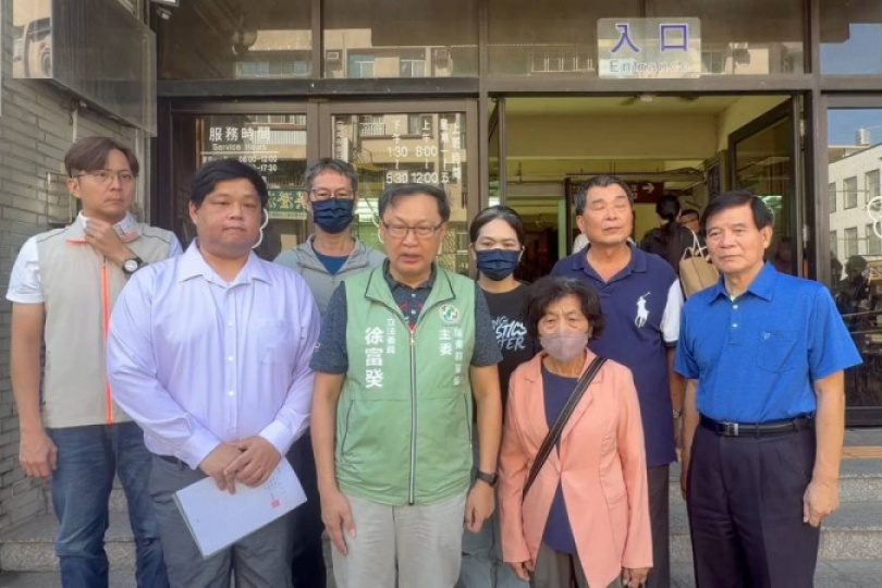 立委徐富癸赴屏檢按鈴提告江建東背信

