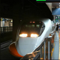 中秋高鐵擠爆之後：從台北—台中穿梭區間車到取消固定自由座車廂芻議