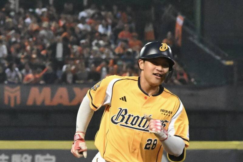 昨低頭沉思、今敲季後賽首轟 張仁瑋延續氣勢