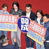老人免健保費，國民黨把帳單寄給誰？