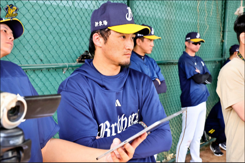 改穿00號 彭識穎「投」身教練