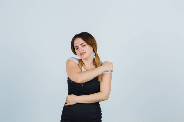 一手麻就中風？ 醫揭關鍵差別：合併「4徵兆」速就醫