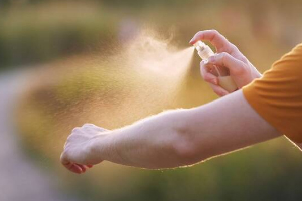 回溫後蚊子變多 防蚊液如何噴最安心?皮膚醫有方 回溫後蚊子變多 防蚊液如何噴最安心?皮膚醫有方