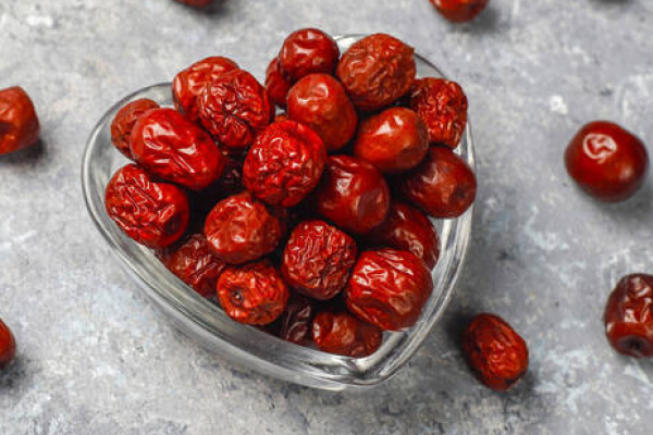 睡前補身反傷胃？ 紅棗吃錯被胃酸嗆醒