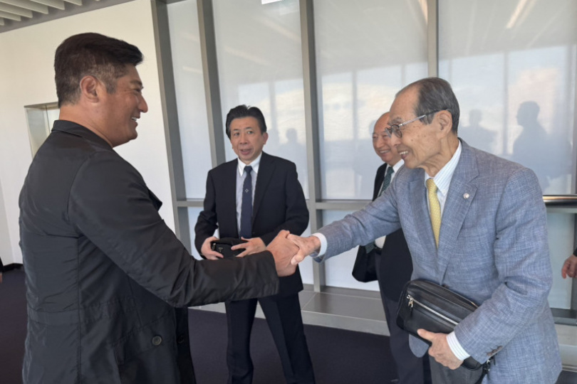 王貞治抵台 棒協理事長辜仲諒親自接機