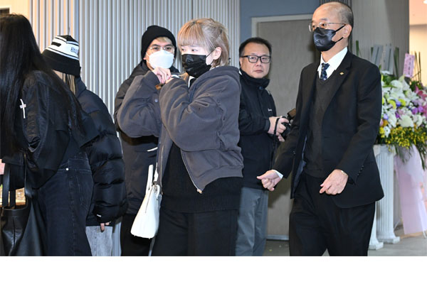 陸元琪告別式上拭淚 「搖頭放下怨懟」10字曝心聲