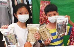 父昏迷小姊弟賣小米酥 善心團購破千包 父昏迷小姊弟賣小米酥 善心團購破千包