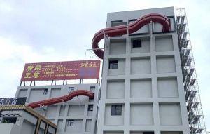 空中滑水道咻一下滑進摩鐵 中市府:違建 空中滑水道咻一下滑進摩鐵 中市府:違建