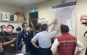 虎豹潭搜救不中斷 已設4攔截點 沿溪架燈 虎豹潭搜救不中斷 已設4攔截點 沿溪架燈