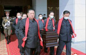北韓元帥去世 金正恩抬棺「沒戴口罩」