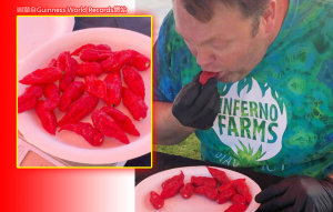 金氏世界紀錄 1分鐘吃17根百萬度辣椒