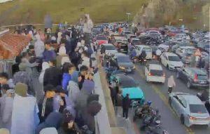 武嶺早上6點人潮爆滿 停車場馬路塞爆 武嶺早上6點人潮爆滿 停車場馬路塞爆