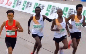 肯亞跑者放水 保送中國選手半馬奪金