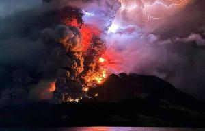 印尼魯昂火山噴發 關閉機場發海嘯預警